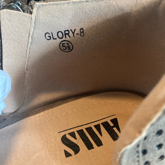 AMS perforated booty Glory. Size 5 1/2. Never worn. Box not included. - Picture 4 of 5